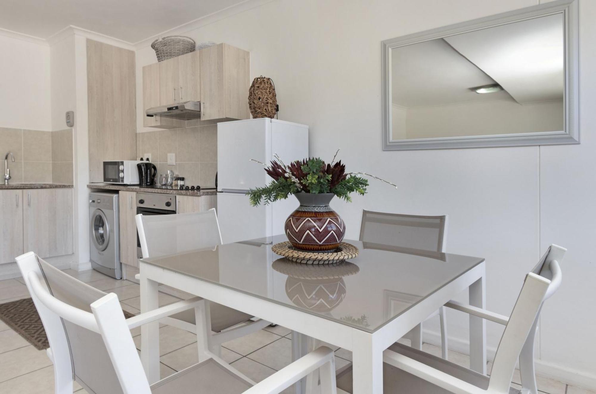Azure 11 By Hostagents Apartment *